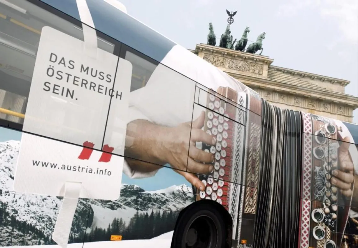 Österreich-Bus am Brandenburger Tor in Berlin