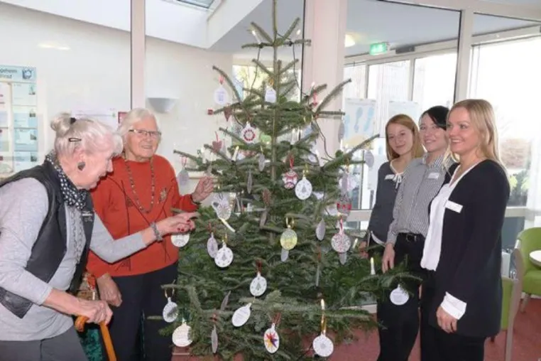 „Aktion Wunschbaum“ im Haus St. Meinrad gestartet Bild: „Aktion Wunschbaum“ im Haus St. Meinrad gestartet