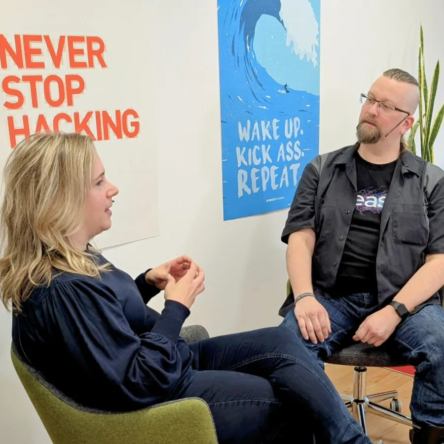 Moderatorin Henrike Tönnes im Gespräch mit Tim Berghoff (© Nachgehackt | Cube 5)