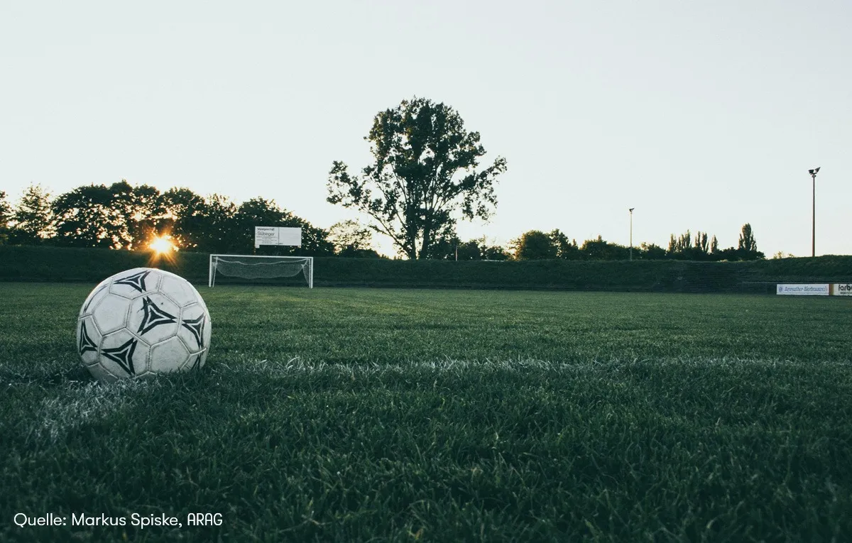 ARAG Experten mit Fakten zu Fußballverletzungen und Urteilen rund ums Grün