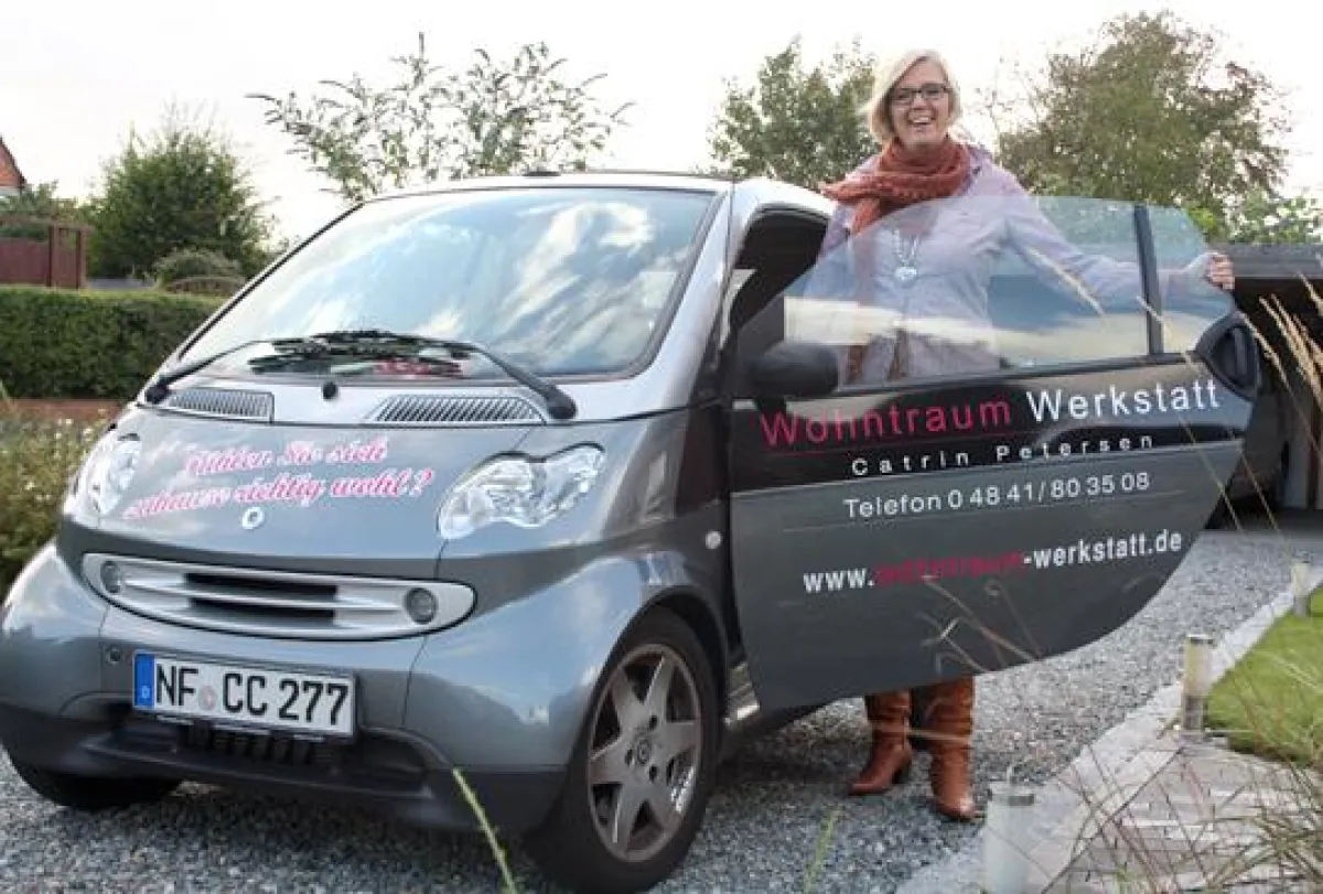 Catrin Petersen von der ?Wohntraum Werkstatt? berät und gestaltet. Sie hilft, vorhandenes Mobiliar und Dekos neu zu arrangieren od