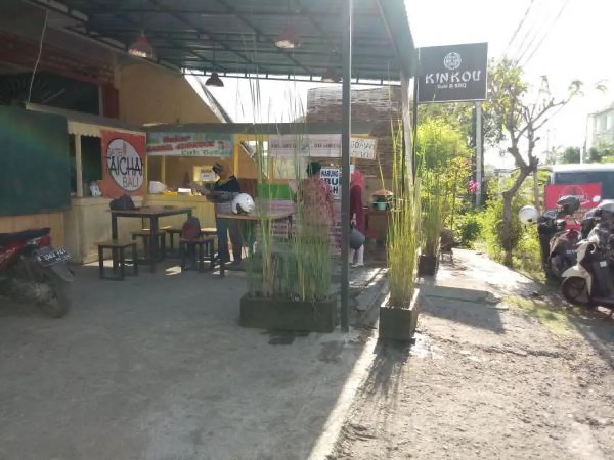 Sutarmis hat jetzt einen eigenen Imbiss-Stand in einem Food-Court in Denpasar