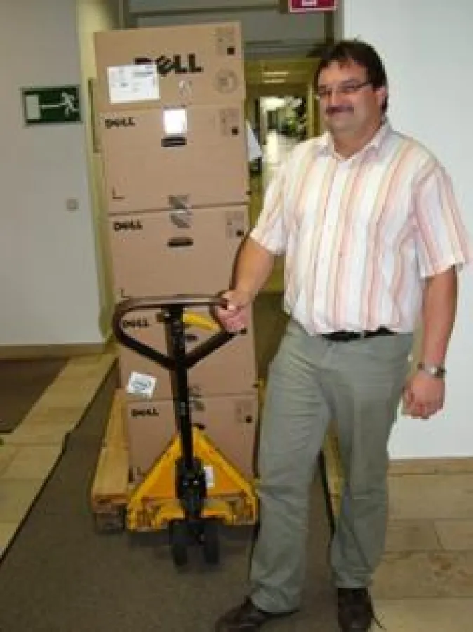 Dell Rollout bei Vierling. IT-Mitarbeiter Reinhold Götz aus Leutenbach installiert in den nächsten Wochen 65 neue PC-Systeme.
