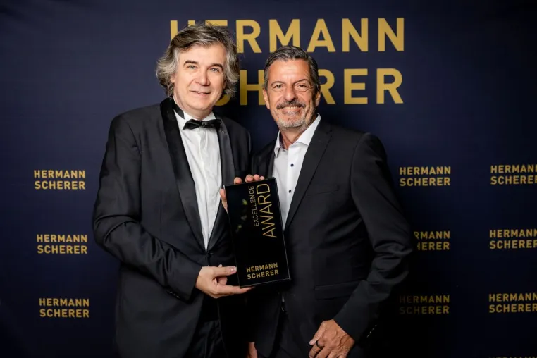 Bild: Joachim Schäfer erhält den EXCELLENCE AWARD beim 15. Internationalen Speaker Slam