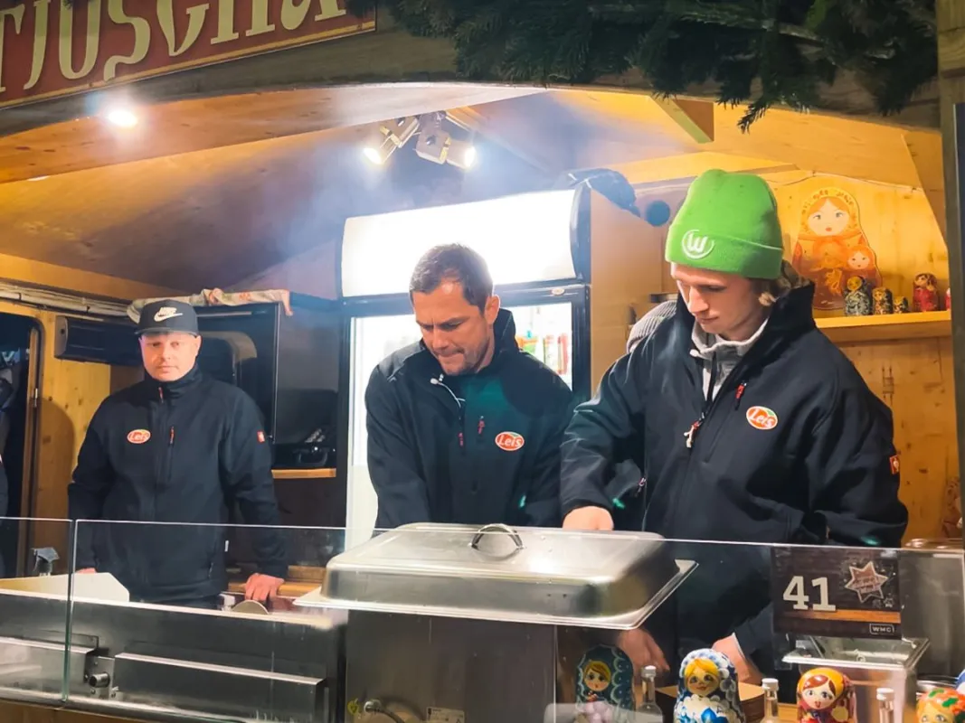 Der VfL auf dem Weihnachtsmarkt (© VfL Wolfsburg)