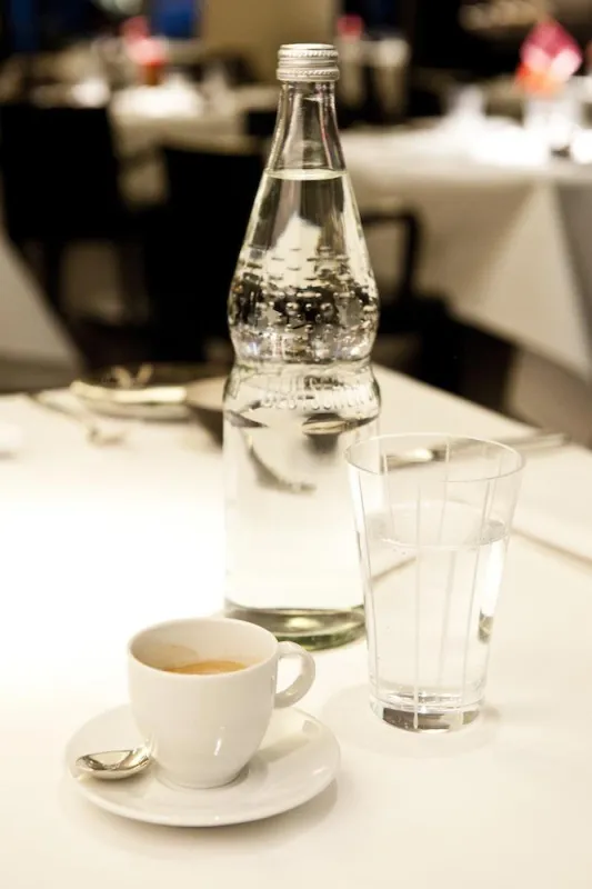 Natürliches Mineralwasser muss in der verschlossenen Flasche serviert werden.