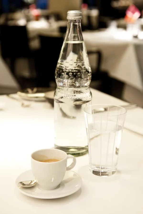 Natürliches Mineralwasser muss in der verschlossenen Flasche serviert werden.