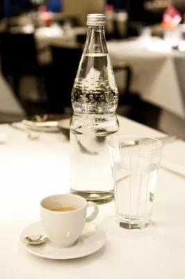 Bild: Gäste haben ein Recht auf frisches Mineralwasser