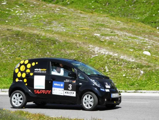 Bild: Nur knapp am Treppchen vorbei: die Siegburger Sonnenpflücker feiern die Elektro-Rallye „e-miglia 2011“