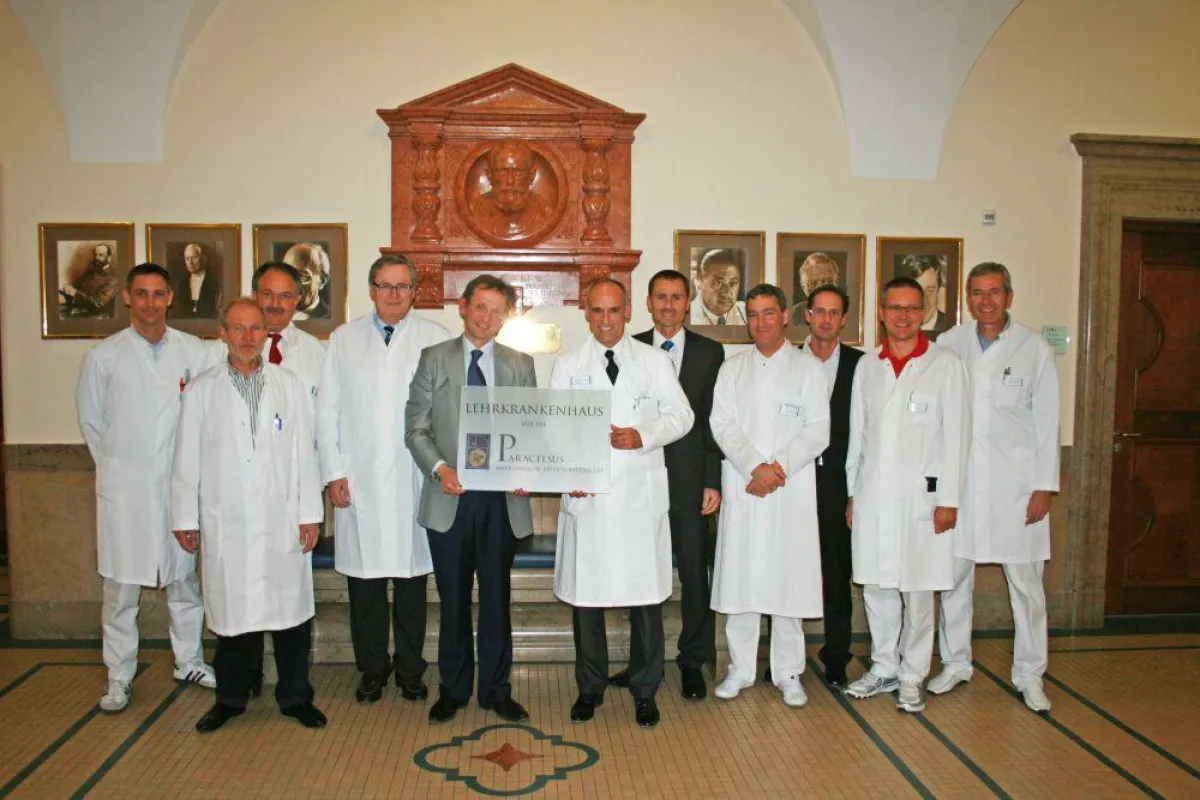 Die Orthopädische Klinik ist Lehrkrankenhaus der PMU Salzburg - das Chefarztkollegium bei der Übergabe der Urkunde.