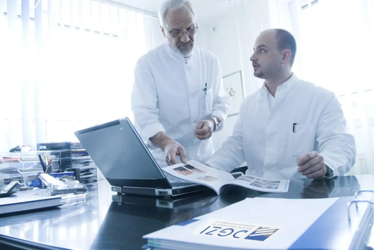 Fortbildung erfolgreich abgeschlossen! Die Zahntechniker-Meister Udo und Holger Grundmann freuen sich über das Erreichte!