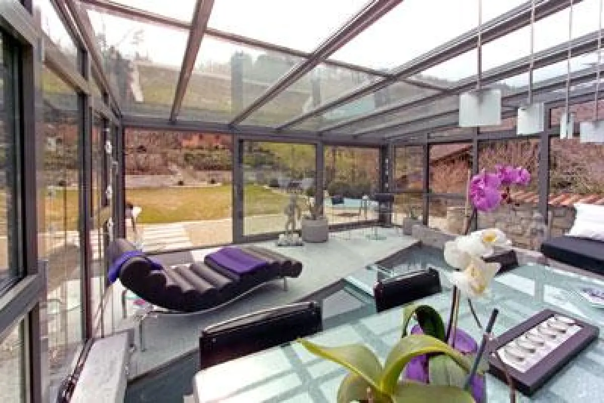 Mit durchdachter Planung und moderner Ausstattung ist der Grundstein für das perfekte Wohnvergnügen im Wintergarten gelegt, sagen die Experten von homesolute.com. Bild: www.homesolute.com / Casa Vitru