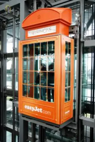 Bild: Im Lift nach England – easyJet macht's möglich