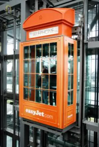Bild: Im Lift nach England – easyJet macht's möglich