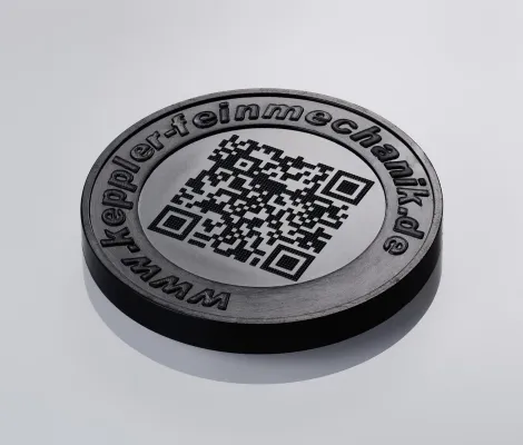 Bild: Durchbruch in der Mikrostrukturierung: Ultrakurzpulslaser erzeugt scanbaren QR-Code in Kunststoff