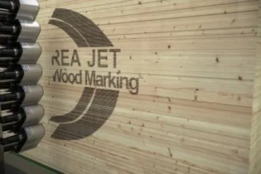 Bild: REA JET: Kennzeichnungslösungen für die Holzindustrie