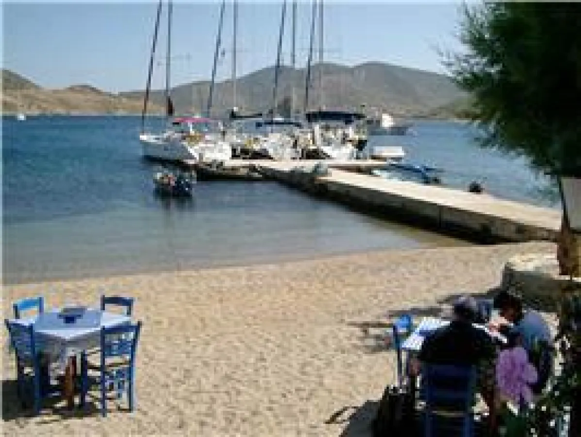 Idylle: Yachtanleger, Strand, Taverne