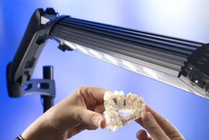 Bild: LED Arbeitsplatzleuchte für Dentallabore und die Industrie