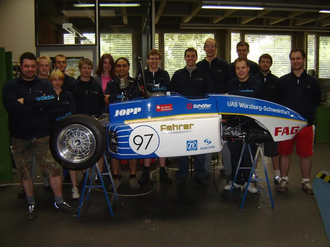 MFTwo und das Mainfranken Racing Team der FH Schweinfurt nach Übergabe der Teampullover