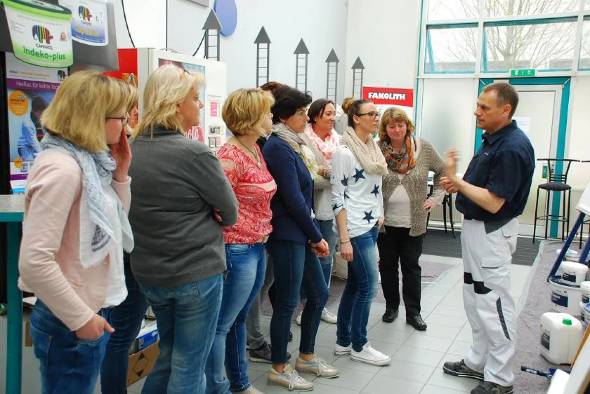 Farbexperte Stefan Müller im Workshop mit den Büroleiterinnen aus dem Stuckateurhandwerk
