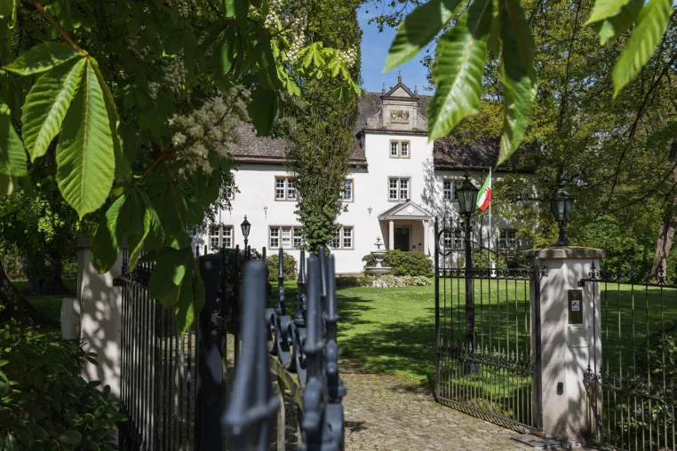 Bild: Seltene Kaufgelegenheit: Saniertes Schloss Alverdissen ermöglicht Wohnen, Arbeiten und Repräsentieren