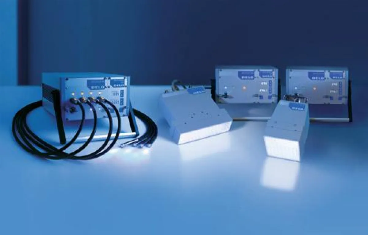 Punktstrahler DELOLUX 50 sowie die Flächenstrahler DELOLUX 202 und DELOLUX 20 (Bild: DELO)