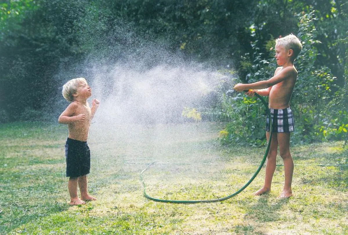 Nachbarn verbringen überwiegend harmonische Stunden im Freien. (Foto: Bausparkasse Schwäbisch Hall)