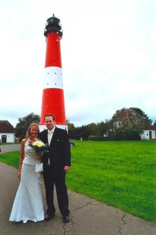 Hochzeitspaar vor dem Pellwormer Leuchtturm
