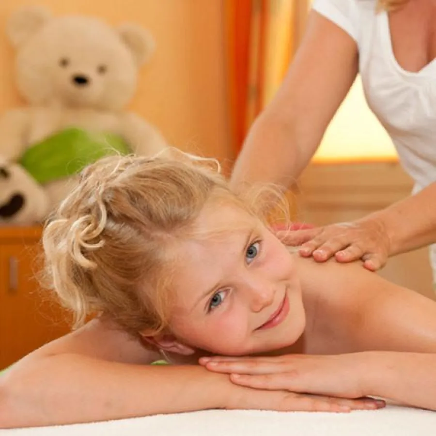 Kindermassage im Familotel Seitenalm