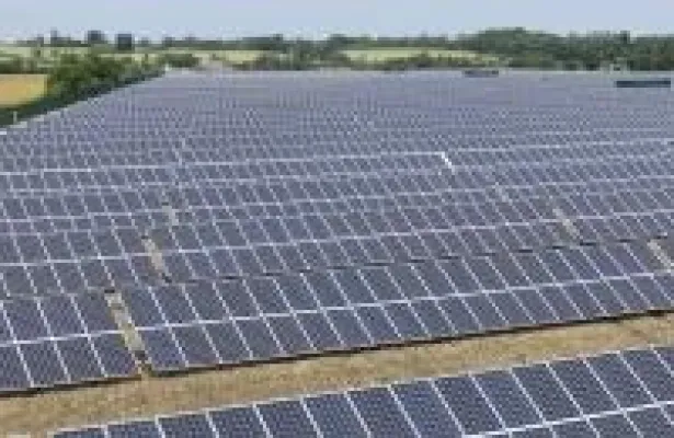 Solarcentury installs a 5 megawatts solar park in Great Britain using SolarMax inverters Bild: Solarcentury installs a 5 megawatts solar park in Great Britain using SolarMax inverters