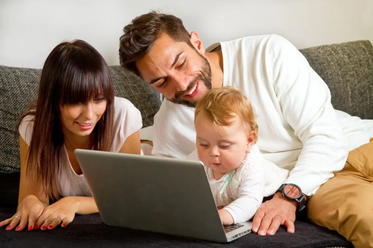Familie beim Onlineshopping oder bei der digitalen Geldanlage