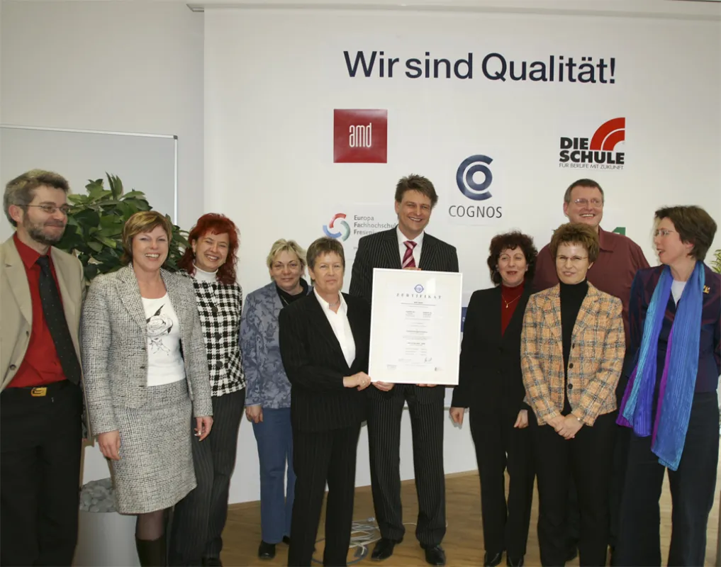 Zertifikatübergabe an DIE SCHULE