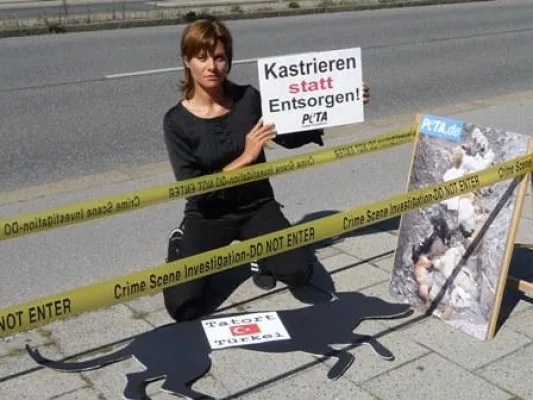 Bild: PETA-Aktion in Bonn / Protest gegen den Massenmord an Hunden und Katzen in der Türkei