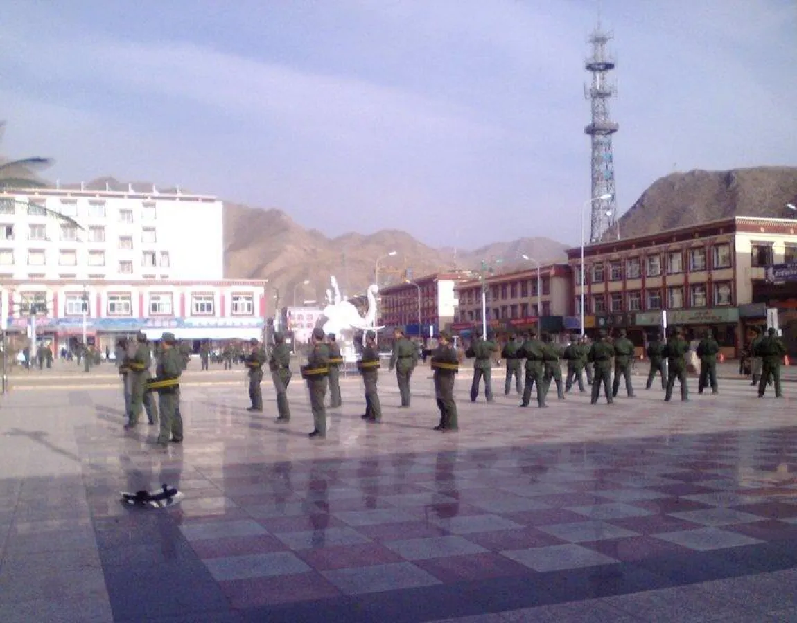 Bewaffnete Sicherheitskräfte patrouillieren durch Lithang