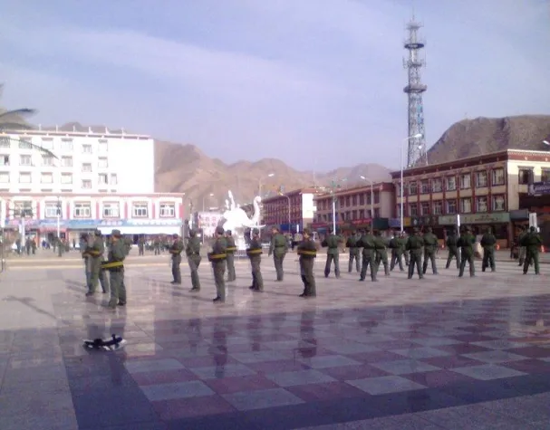 Bild: Bedrücktes Neujahrsfest in Tibet – bewaffnete Sicherheitskräfte halten Wache