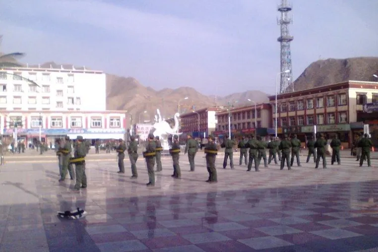 Bedrücktes Neujahrsfest in Tibet – bewaffnete Sicherheitskräfte halten Wache Bild: Bedrücktes Neujahrsfest in Tibet – bewaffnete Sicherheitskräfte halten Wache