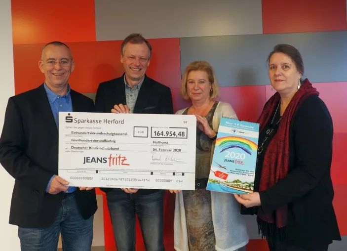 Traditionsreiche Spendenpartnerschaft von JEANS FRITZ mit dem DKSB feiert 20jähriges Jubiläum Bild: Traditionsreiche Spendenpartnerschaft von JEANS FRITZ mit dem DKSB feiert 20jähriges Jubiläum