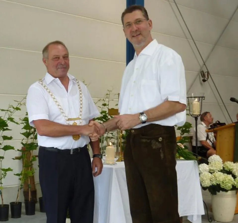 Fritz Steinmann, 1. Bürgermeister v. Sommerhausen und Stefano Birner, Juwelier Endres bei der Übergabe