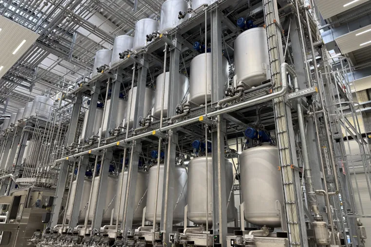 Rührwerke für eine neue OEM-Lackproduktionsanlage Bild: Rührwerke für eine neue OEM-Lackproduktionsanlage