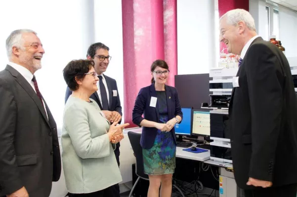 Bild: Umweltstaatssekretär zu Gast bei Agilent Technologies