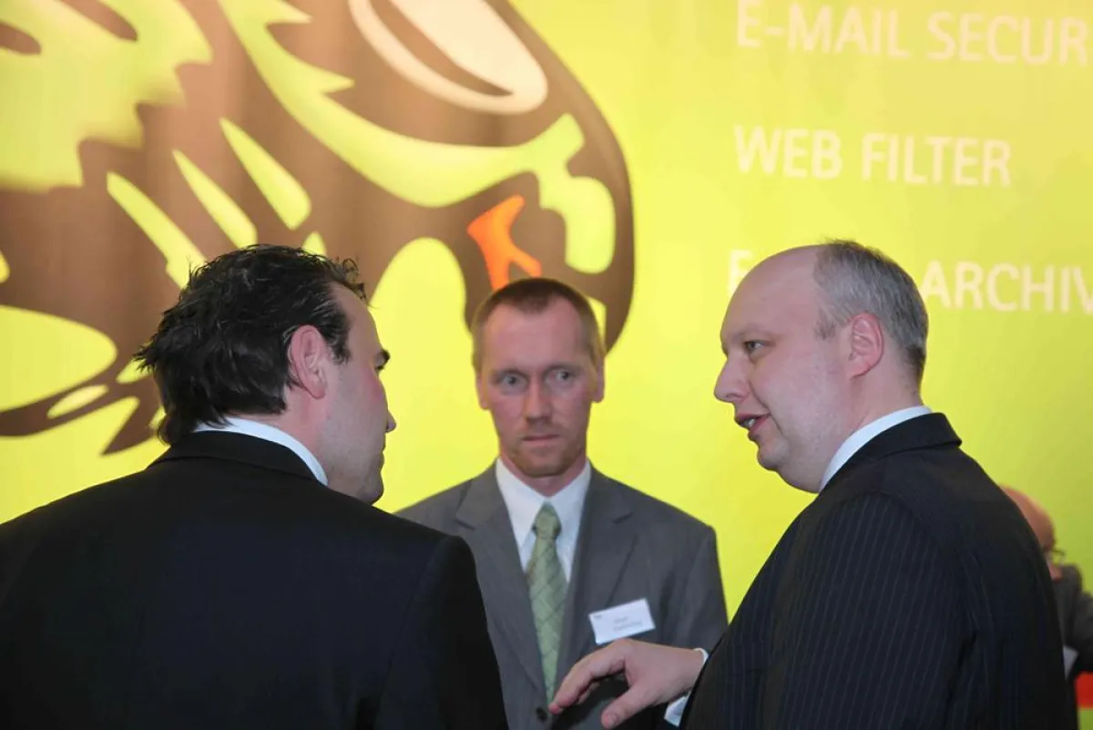 Der niedersächsische Wirtschaftsminister Jörg Bode (rechts) im Gespräch mit Daniel Hofmann und Oliver Dehning