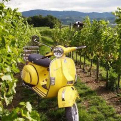 Bild: „Ein Herz und eine Krone“: Das L’Albereta lädt zum romantischen 60er Jahre Vespa-Wochenende ein