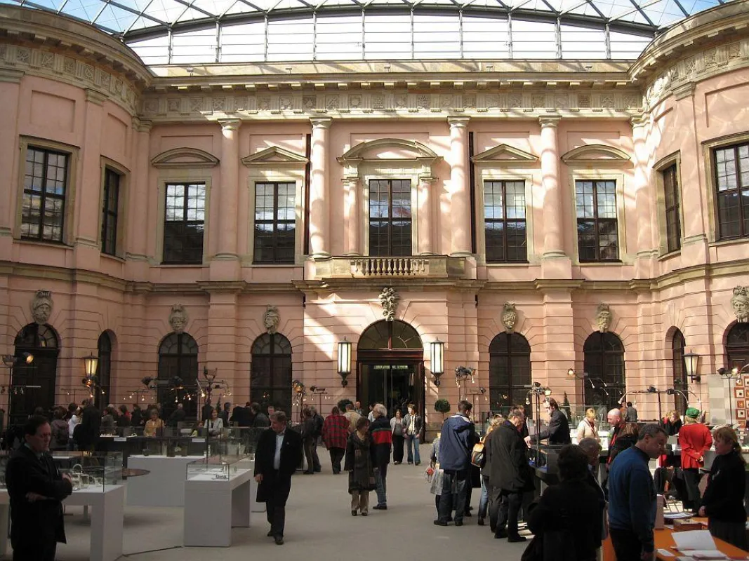 Besucher auf der Zeughausmesse für Angewandte Kunst und Design im Schlüterhof des Deutschen Historischen Museums,
