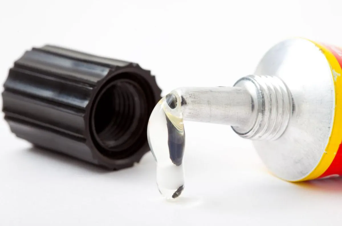 Warum klebt Klebstoff überall, nur in der Tube nicht? Foto: © Alexandr Makarov ? Fotolia.com