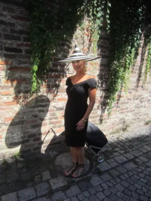 Personalshopping auf Chinesisch mit Sonja Grau im Münchner Luxusmagazin Bild: Personalshopping auf Chinesisch mit Sonja Grau im Münchner Luxusmagazin