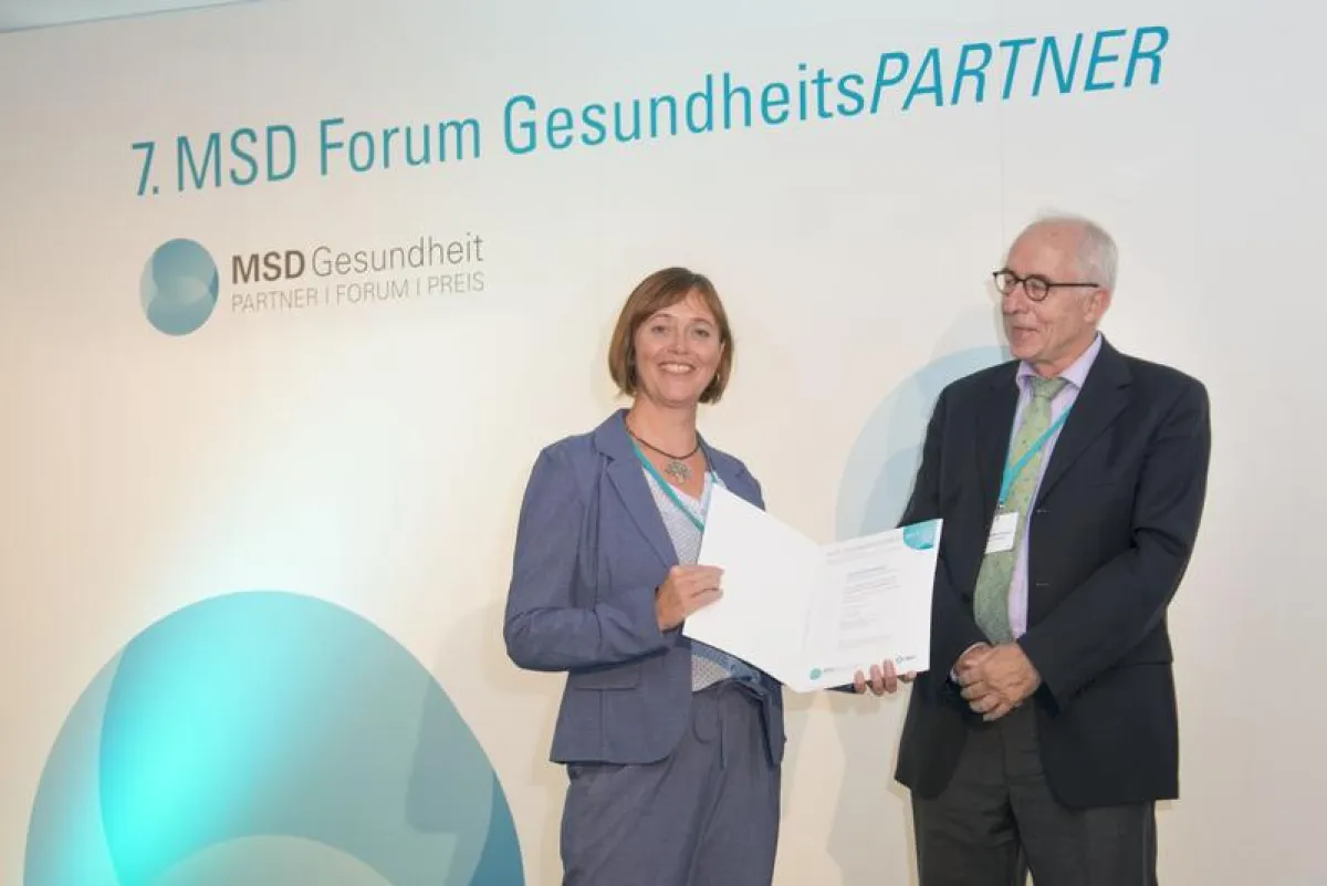Projektleiterin PD Dr. Neeltje van den Berg nahm den Preis für das erfolgreiche Telemedizinprojekt entgegen, der mit 15.000 Euro dotiert ist. (Foto: MSD)