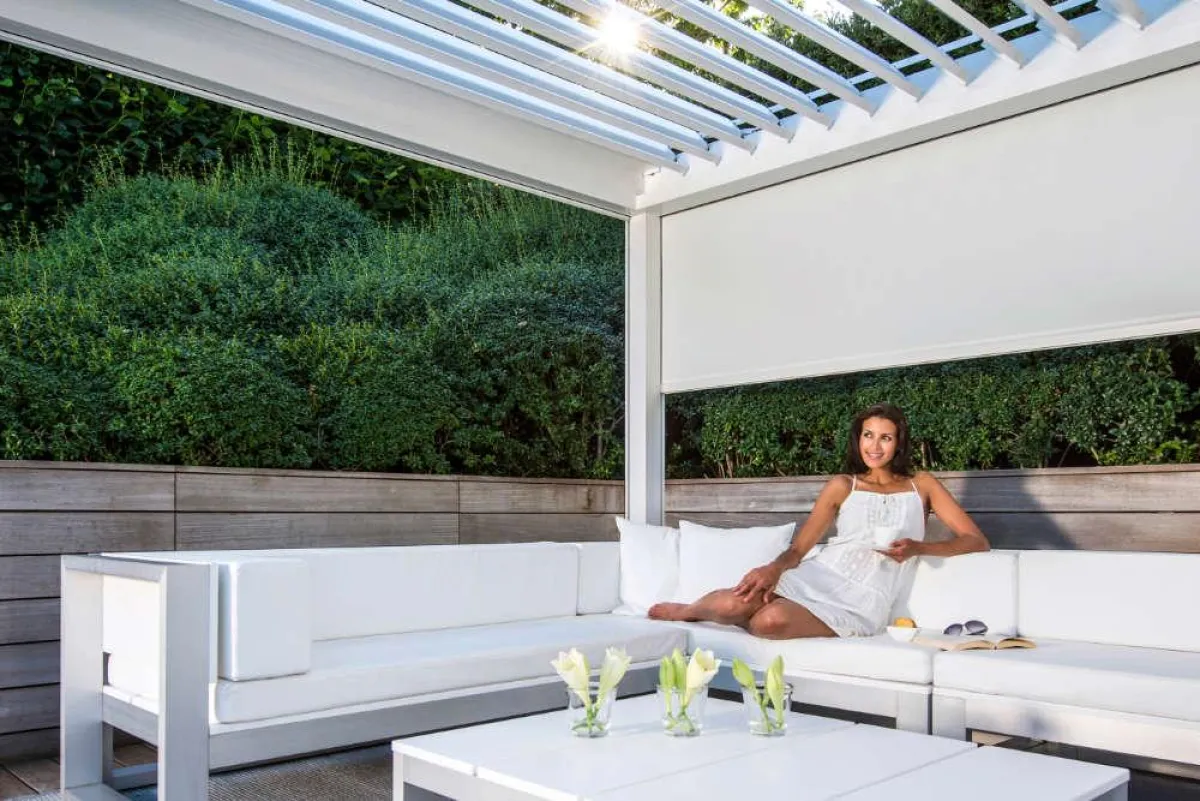 Mit einem Lamellendach lassen sich Außenbereiche flexibel schützen und herrichten.