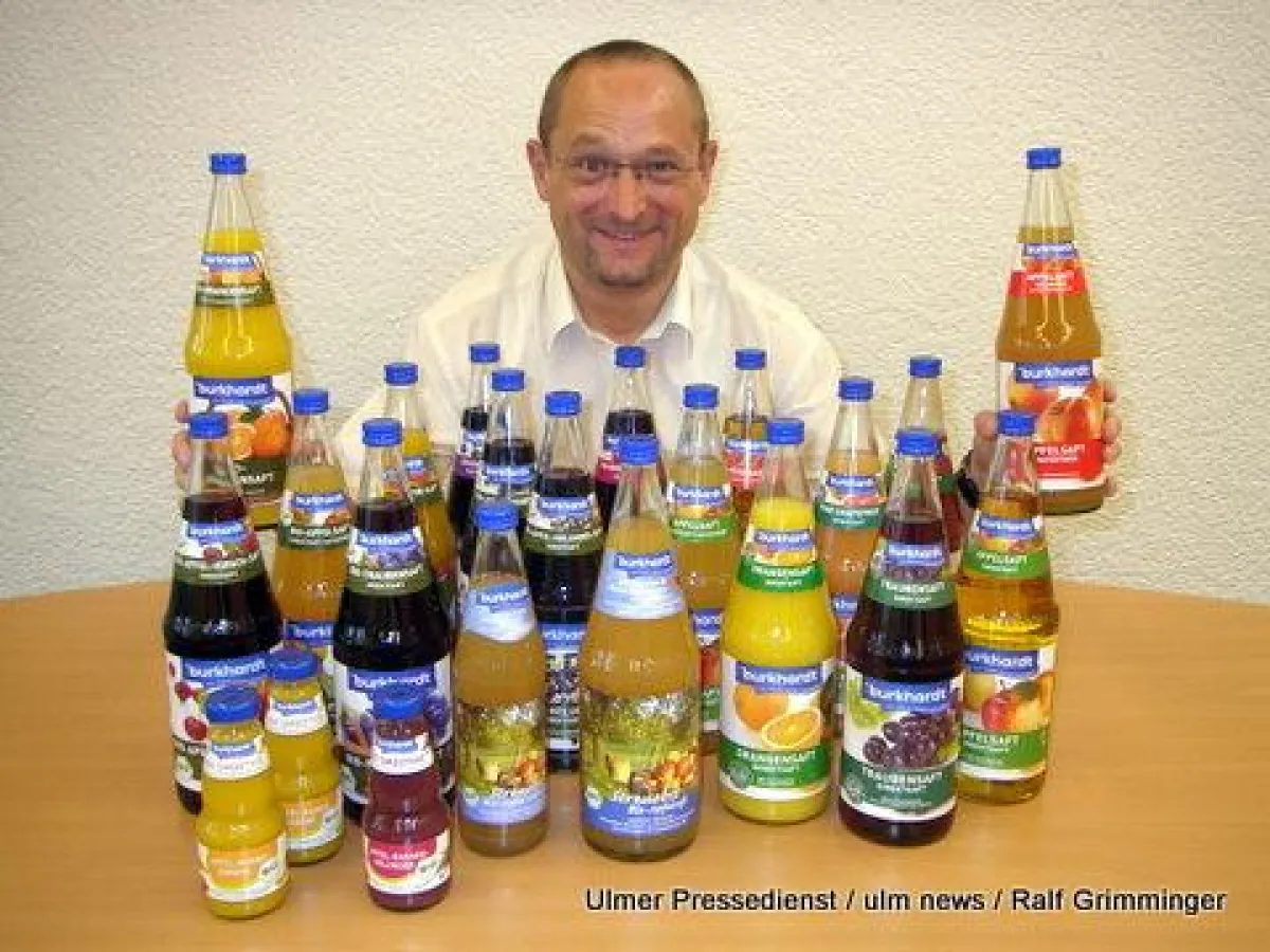 Firmenchef Dieter Burkhardt mit den von der DLG ausgezeichneten Getränken.