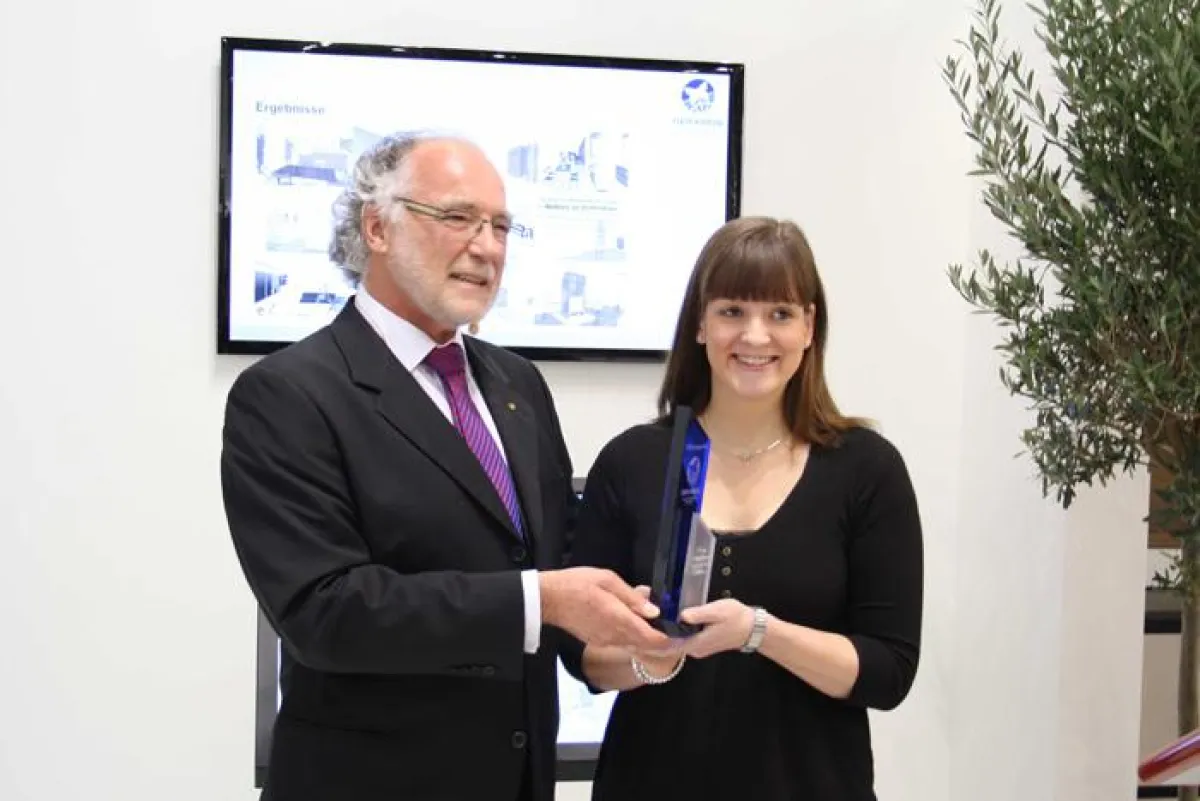 Ernst-Martin Schaible, Geschäftsführender Gesellschafter von „Der Kreis“ überreicht der Wismarer Inn