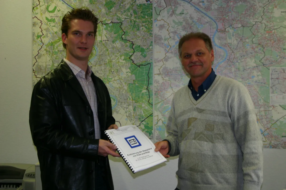 RFH-Student übergibt die Projektarbeit „P+R“ dem Kölner Stadtplanungsamt